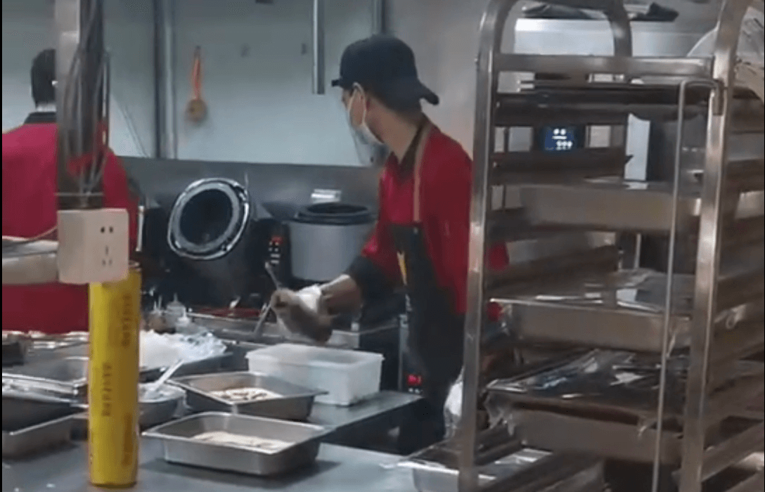 智能餐廳，3臺炒菜機解決500人用餐需求